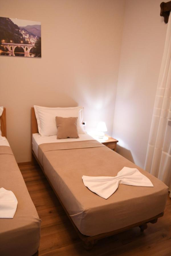 Guesthouse Leo بيرات المظهر الخارجي الصورة