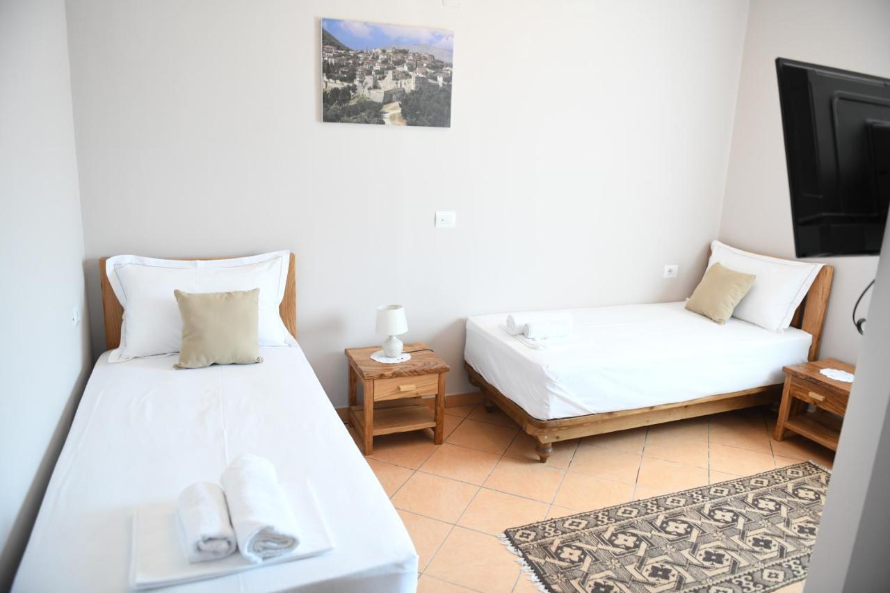 Guesthouse Leo بيرات المظهر الخارجي الصورة
