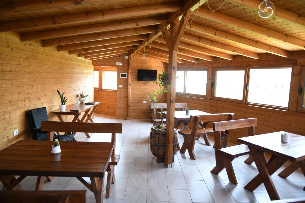 Guesthouse Leo بيرات المظهر الخارجي الصورة