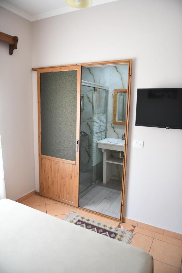 Guesthouse Leo بيرات المظهر الخارجي الصورة